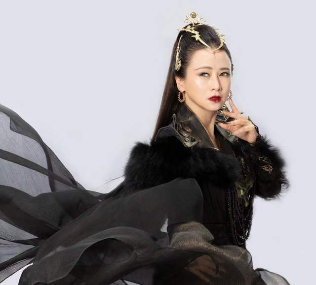 52岁翁虹再扮"猫妖"!披黑纱气质好飒,陶虹一身刺金制服美翻_腾讯新闻