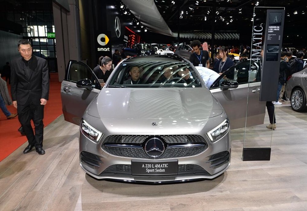 入门级奔驰三厢车,落地20万,加速8秒,新款奔驰a级真帅气!