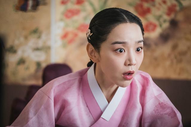 《哲仁王后》讲述了青瓦台厨师张奉焕意外掉入了泳池