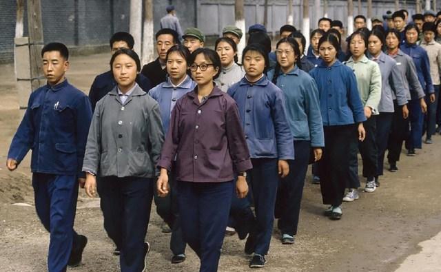 70年代老照片:大街上几乎看不到胖的人,最后一张在当时真大胆_腾讯