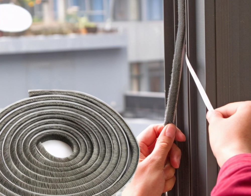 原因一:窗户密封条老化,密封条品质不佳,密封条没有安装好.