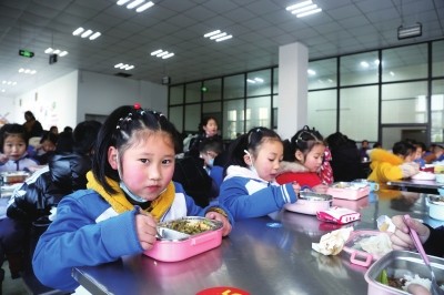 全市13.06万名农村义务教育阶段学生享受营养膳食补助