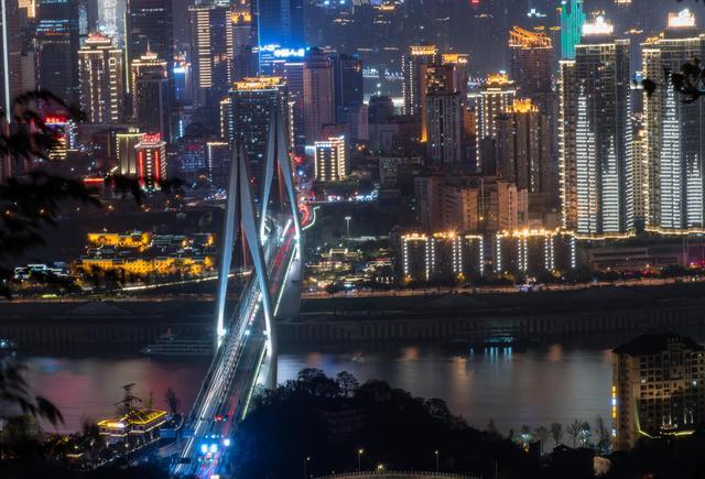 八張圖片告訴你,這座廢棄的雕塑公園,才是拍攝重慶夜景最佳地點