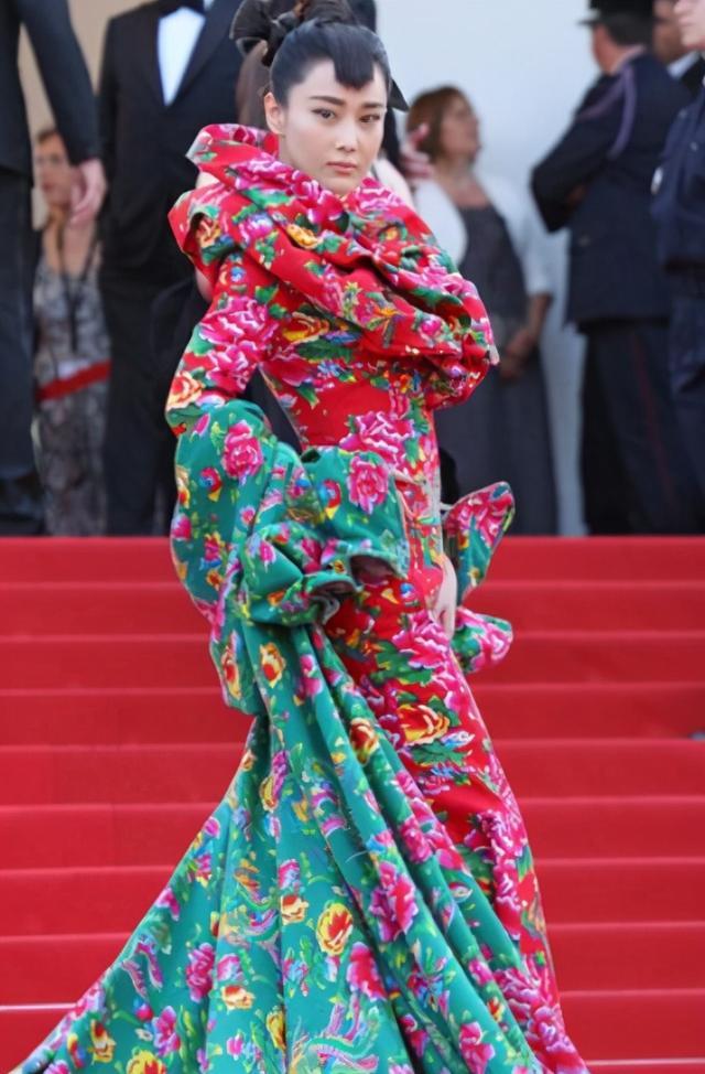 难以理解热巴的品味!学张馨予穿"绿袄",立马暴露过百斤身材