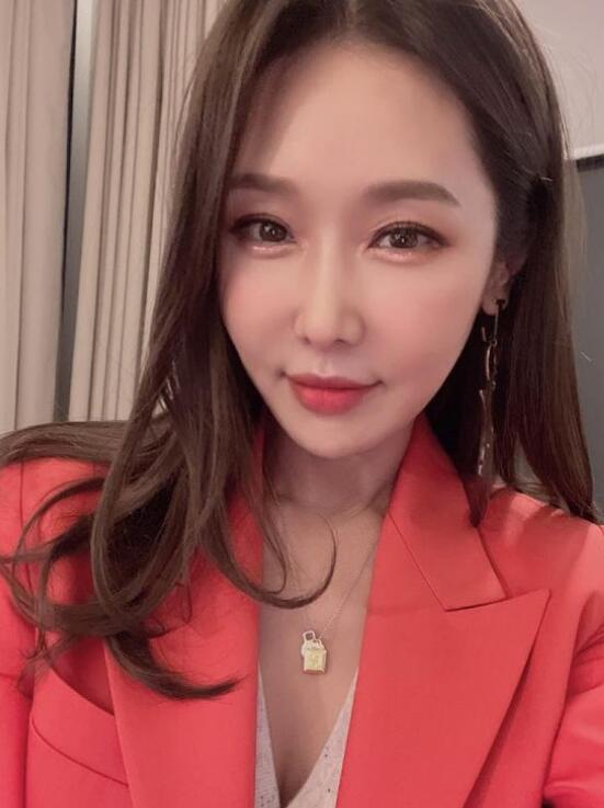 话虽如此,但李秀珍对自己的脸还是有很高要求的,她仍不满意鼻子的高度