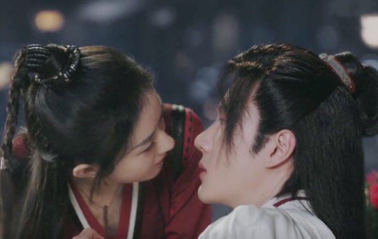 《有翡》谢允雨中深情表白周翡,花瓣吻来了,谢允终于掌握主动权了