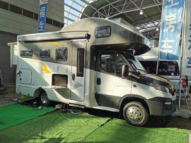 2020款伟昊进口依维柯双拓展房车,尽显低调与尊贵_腾讯新闻