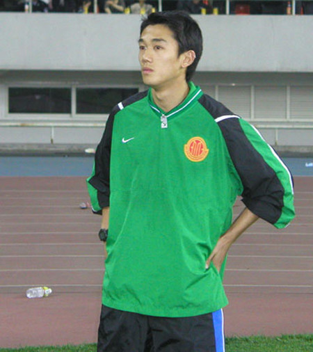 但实际上,李毅曾经拿过联赛最佳射手,毛彪好歹也在生涯里进了10几个球