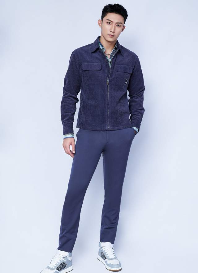 迪丽热巴穿甜美连衣裙,气质优雅,黄景瑜酷帅装扮时尚有型