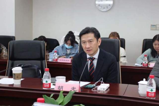 来自君悦所的市政协委员胡光律师指出,律师应该利用其对国家和城市