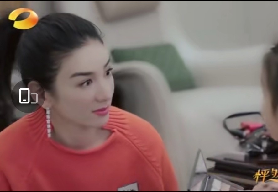 43岁的黄奕参加恋爱综艺想再婚,女儿帮化妆大力支持,母女有爱