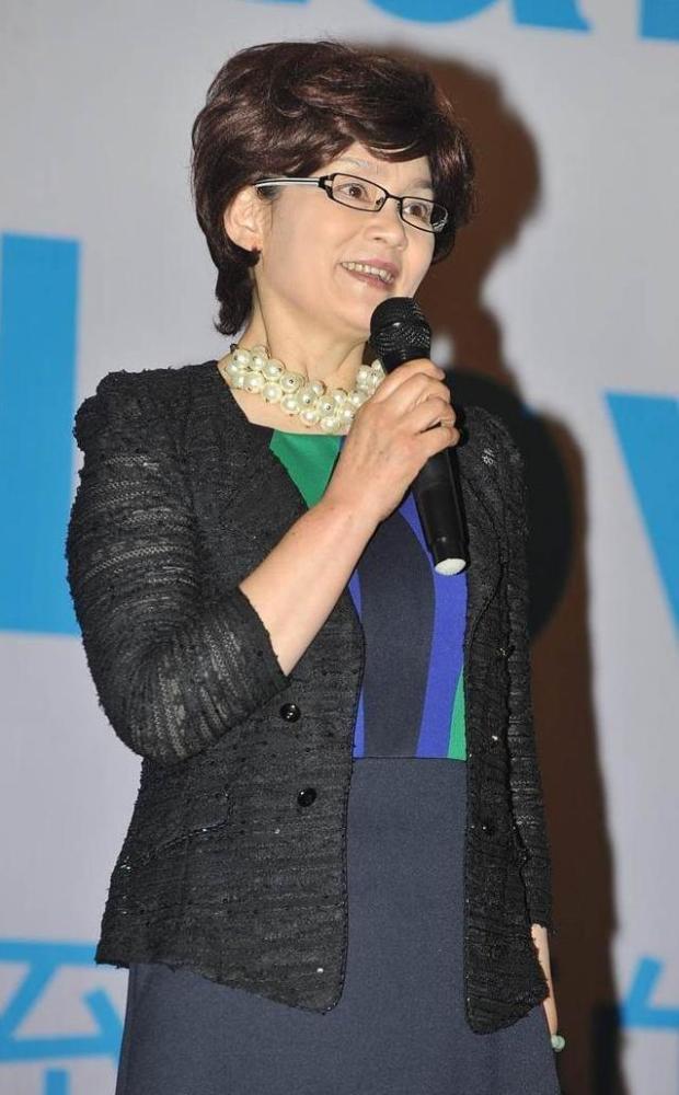 潘虹老了更有气质穿灰色裙装配贵妇头脸上有皱纹也优雅