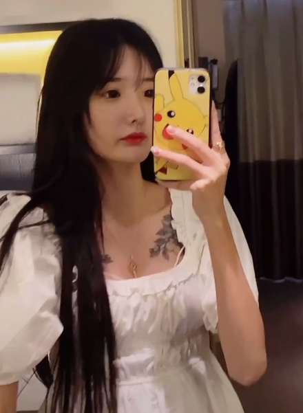 套路璐接受殷世航求婚后,还用前任喜爱的手机壳,终究