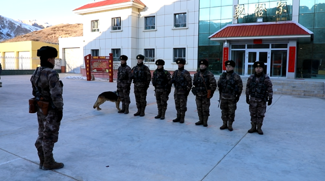 顶风冒雪,边防官兵踏上边关巡逻路_腾讯新闻