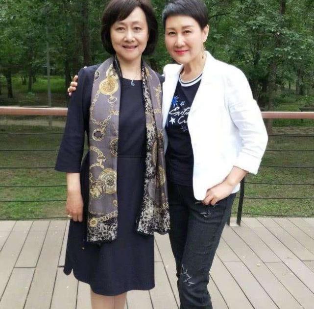 張凱麗再怎麼證明年輕,素顏就是個老年人,58歲狀態很真實!