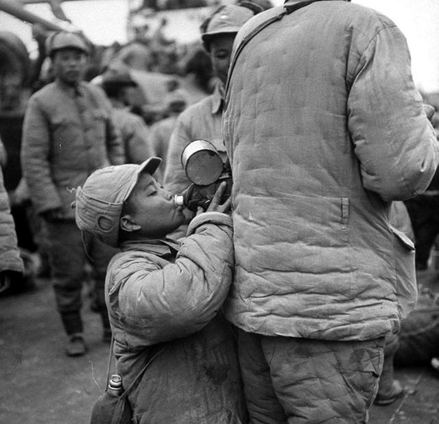 美国记者拍的淮海战役国军照片:士兵看军官吃肉,女兵蹲地抽烟