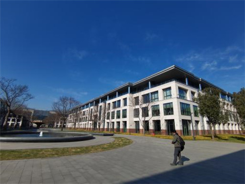 新晋亚洲首富钟睒睒有多低调记者实地走访了农夫山泉在杭州的公司总部