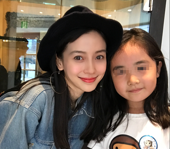 跟粉丝同框合影,就算无美颜也很显然_腾讯新闻