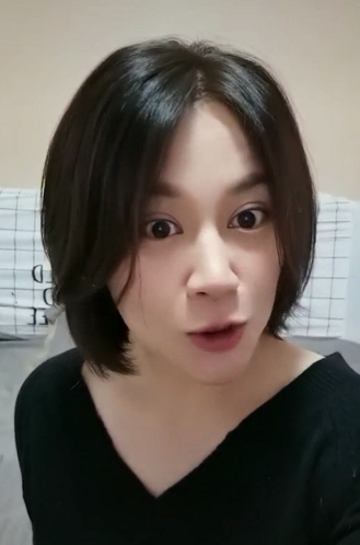 视频中,李萱一头短发,脸上素颜,虽然没有化妆,但是她皮肤白皙,大眼睛