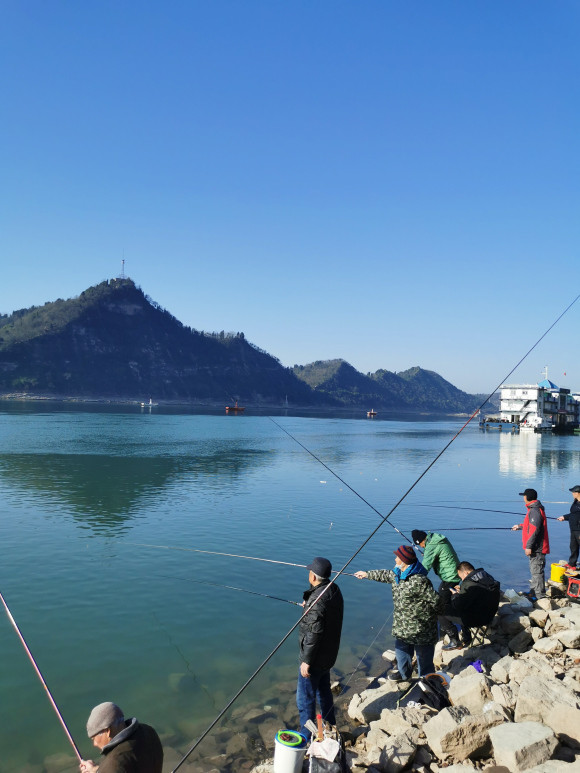 男子家門口排水孔釣魚釣起數只大貨網友釣魚人真會玩