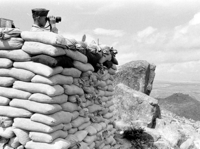 说时迟,那时快,一,二组如飞来神兵在敌人鼻尖下快速作出反应,当即开火