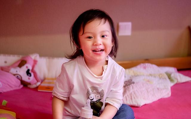 有种"整容"叫萌娃长大,甜馨的近照曝光后,这颜值美到犯规