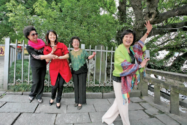 第四代扮演者蔡晓秋(左二)齐聚江心屿,在民间传说中高机吴三春的爱