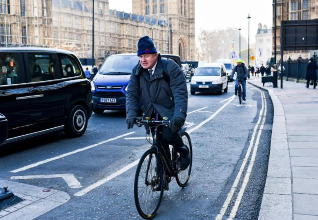 英国首相骑自行车上班图片