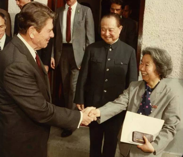 1984年,时任复旦大学校长的谢希德接待来美国前总统里根访华