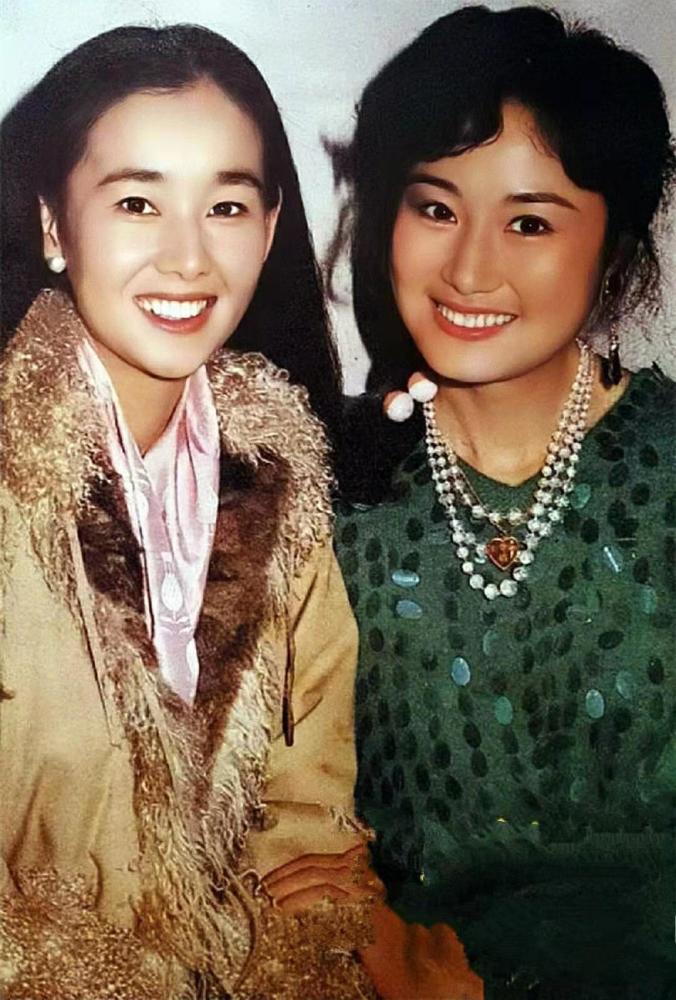 中野良子年轻时好有味道穿驼色大衣风情时髦气质不输山口百惠