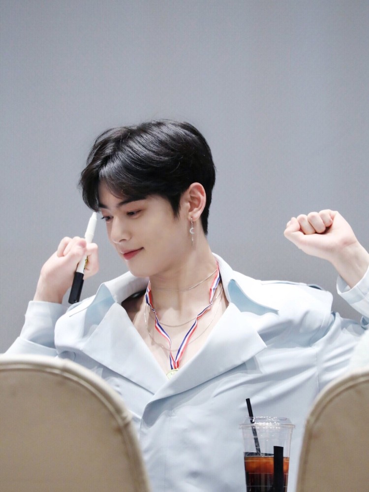 韩国男星排行榜_韩国十大最美女明星排行榜:宋慧乔仅第七,颜值爆表