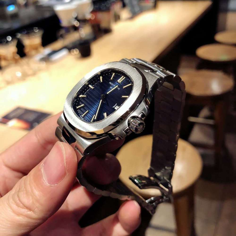 也就是说,鹦鹉螺整块手表的厚度比劳力士的机芯