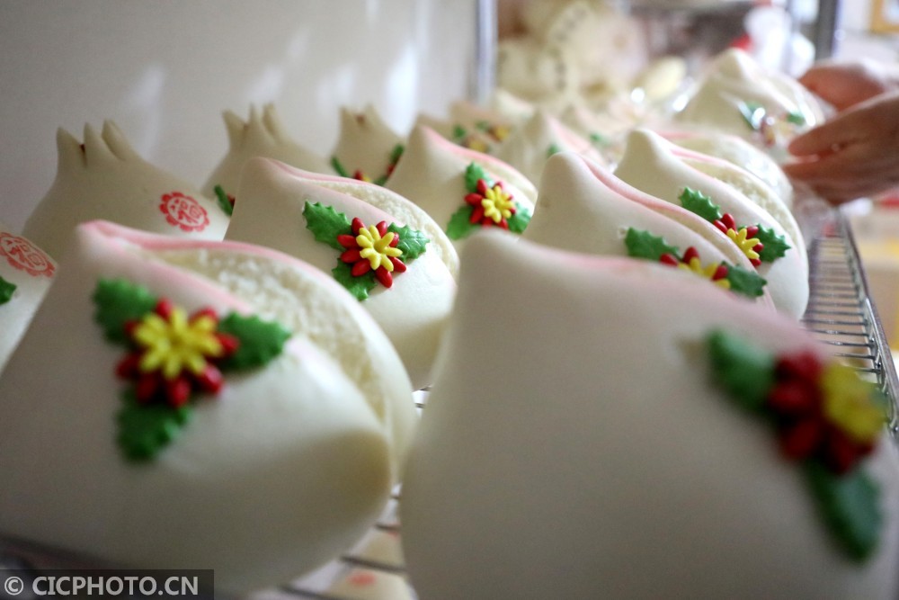 2021年1月13日,在山东省荣成市人和镇,"巾帼创客"在制作"胶东花饽饽".