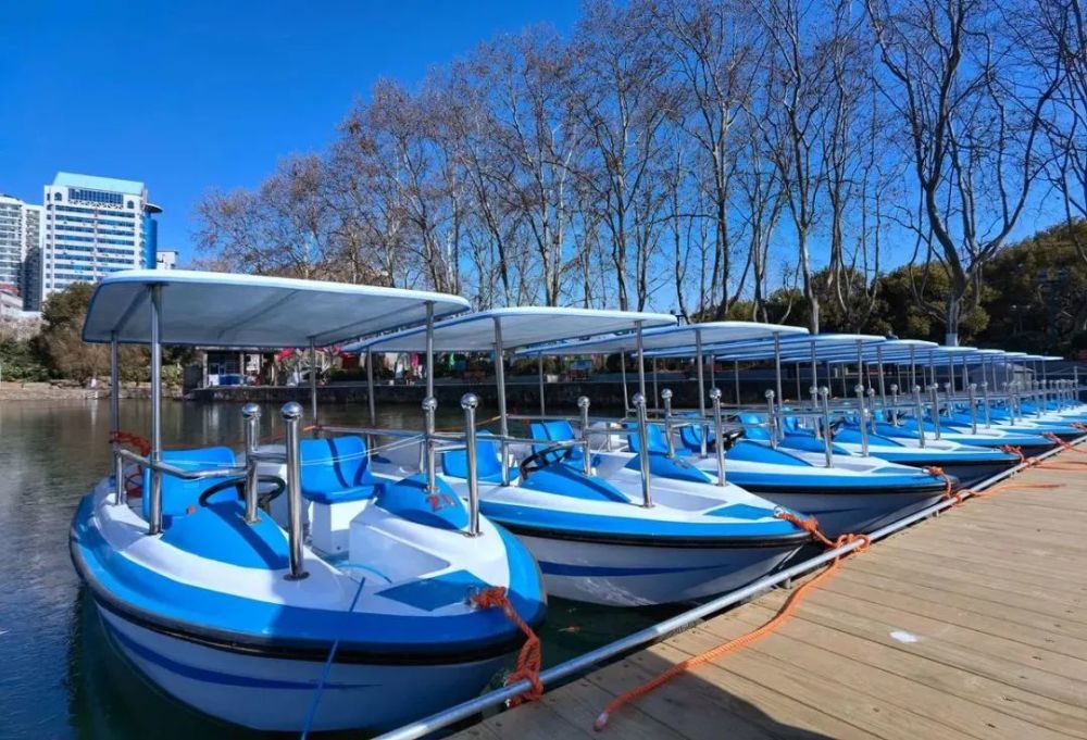 马鞍山这个中心公园的湖面上游船重新起航