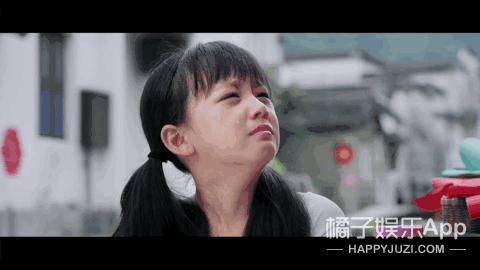 《红剪花》中饰演双腿残疾的小女孩暖暖