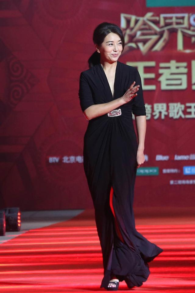 年过半百的江珊一点不服老穿亮银色羽绒服走机场却略显臃肿