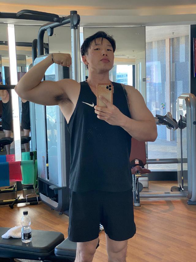 德云社烧饼穿着鞋躺医院沙发,被指不合适,曾送郭德纲天价演出服_腾讯