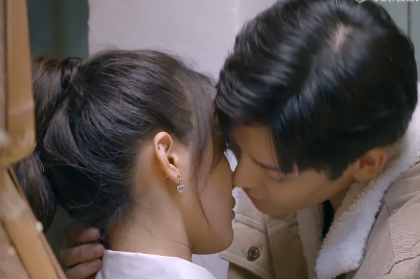 杨超越拍吻戏太投入,被喊停后挂侯明昊身上不愿离开,男方动作好宠溺