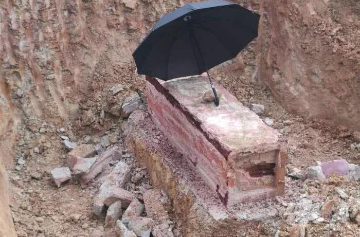 关羽墓被暴雨冲开,露出1样东西,百姓大哭:拜错关羽2000年