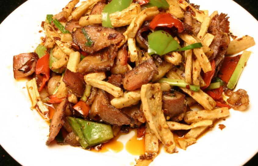 冬天"这菜"几毛钱一斤,买10斤晒干放一年不会坏,炒肉超香!