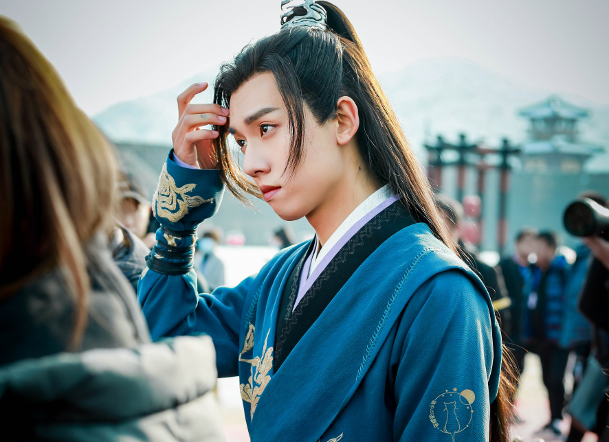 《夜燕白》官宣,茅子俊张耀定妆照帅气逼人,红衣女主太可爱了