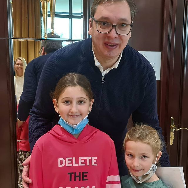 50岁塞尔维亚总统逗小孩好暖心!身高2米却是暖男,妻子太貌美_腾讯新闻