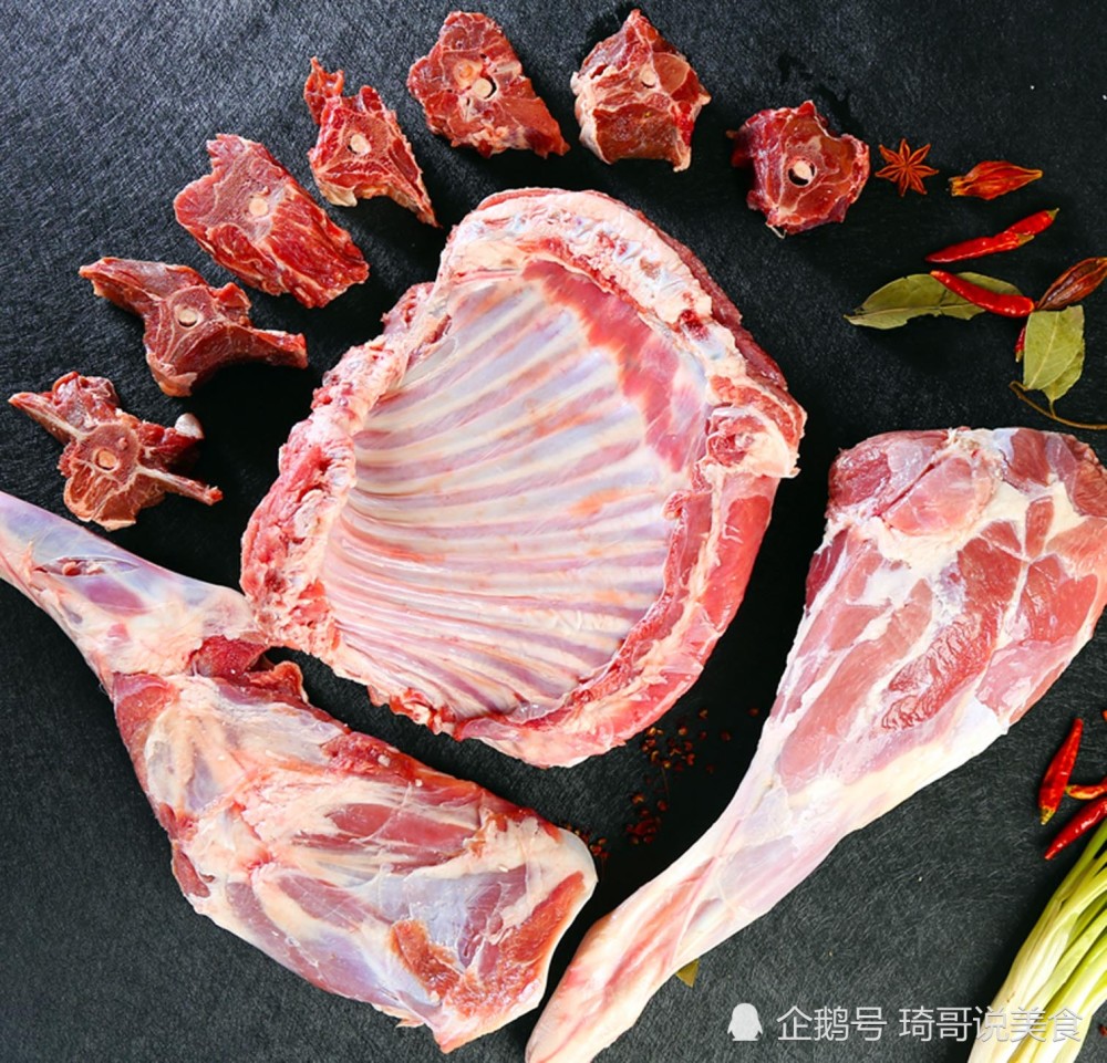 冬日羊腿肉的美味吃法:【蔥爆羊肉】準備材料:羊前腿肉300克,蔥白50克