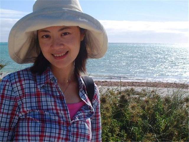 原央视美女主持姜丰辞职嫁外国人后离婚现50岁带2孩无人娶