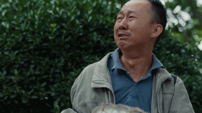 马小远的父亲用玩世不恭和不靠谱的外表,对抗内心的绝望;假发店老板在