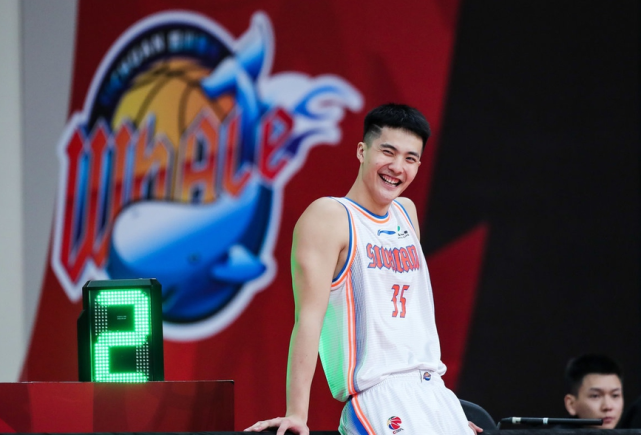 朱松玮怎么了抢板不卡位传球回场遭韩硕怒吼一脸郁闷下场