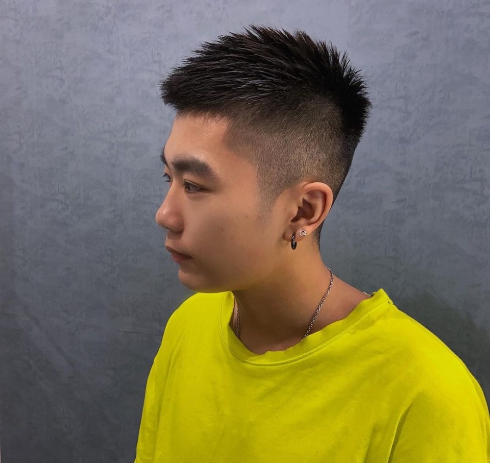 比如年轻的男孩子,可以让发型师直接帮你剪一款短盖头发型,把两边剃光