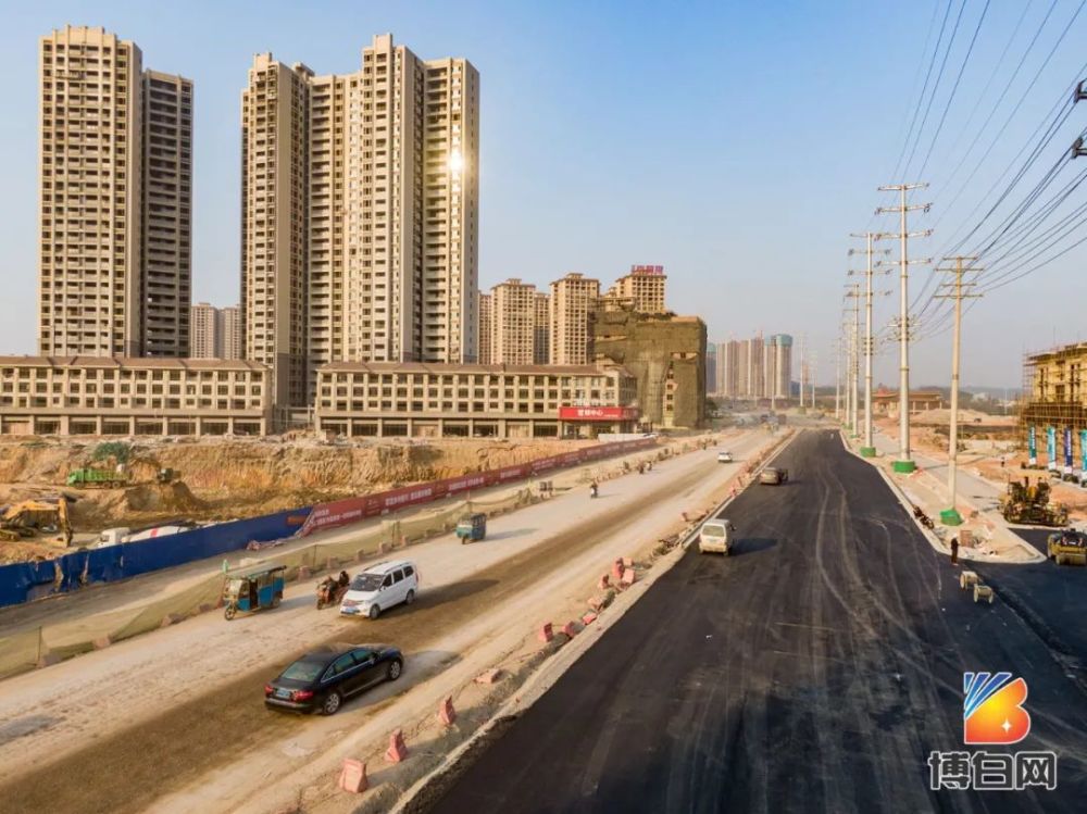 处)城东大道的北段目前已经开始铺设沥青博白县的城市主干道城东大道