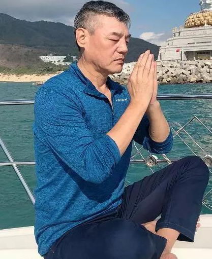 被人艺捧红后转身离开,为离婚净身出户,巍子"忘恩负义"成瘾?