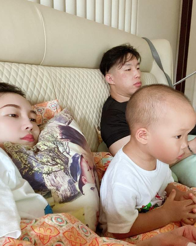 德云社烧饼陪老婆产检睡着媳妇怀孕那么辛苦他还抱怨自己累